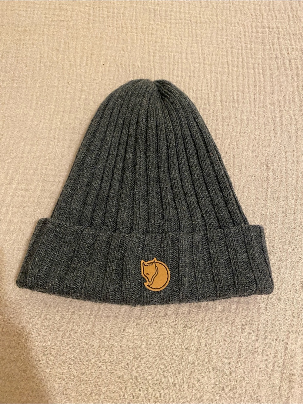 FJALLRAVEN Wool Gray Ribbed Beanie with Fox Patch. Unisex